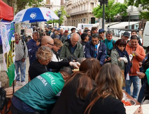 Todos los viernes, una olla popular para más de 200 personas en situación de calle en Córdoba